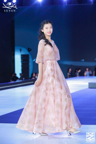 李丽莎顾欣怡世界杯破解版是真的吗？如何下载？
